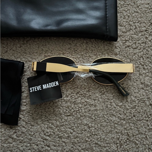 NWT Steve Madden Women’s Mystie Sunglasses Gold Frame - Picture 3 of 3